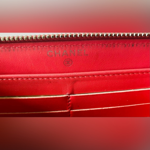 CHANEL
Interlocking CC Logo Wallet - Picture 10 of 16